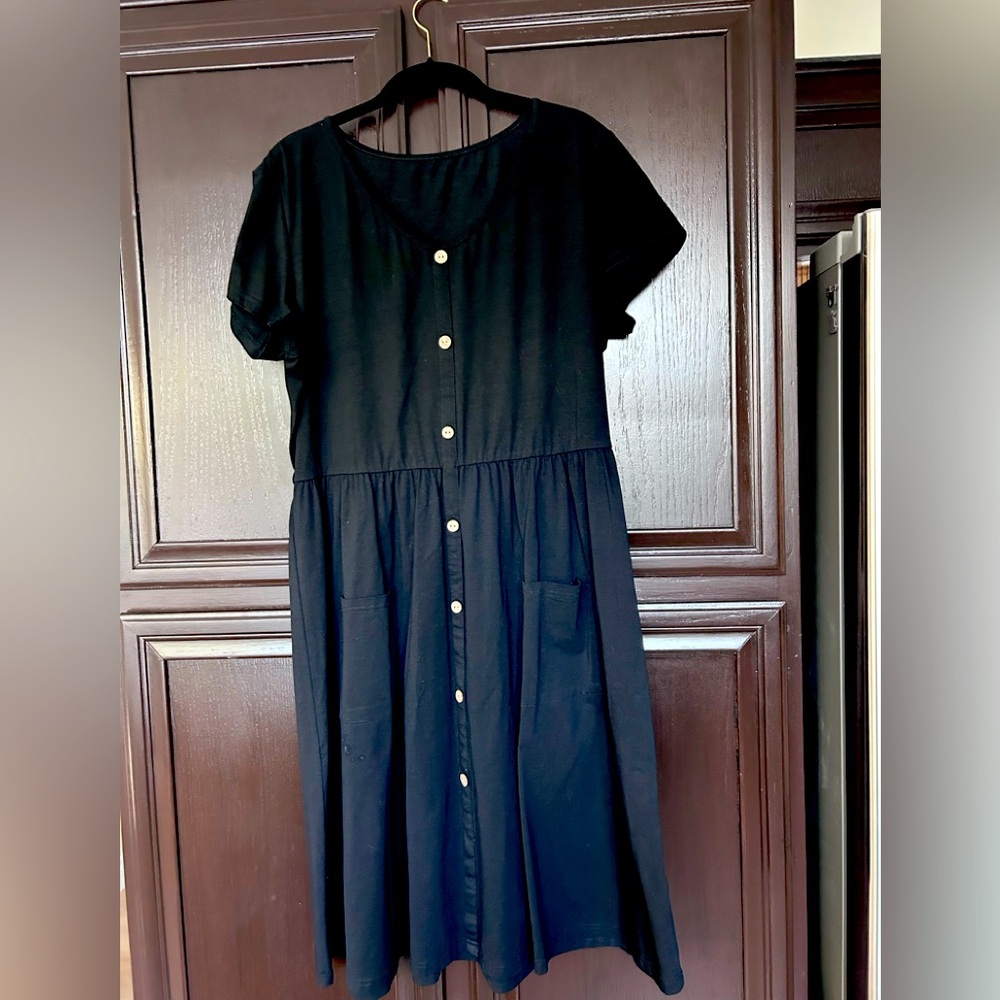 Black dress with front pockets. Size XL